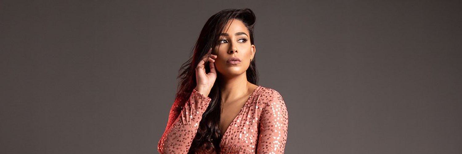 Nelfa Núñez en sesión editorial con vestido de lentejuelas