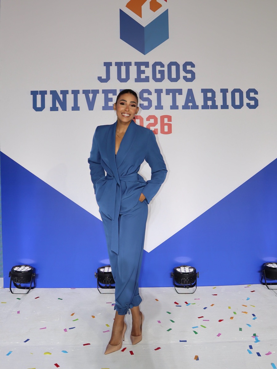 Nelfa en los Juegos Universitarios 2026 con traje azul