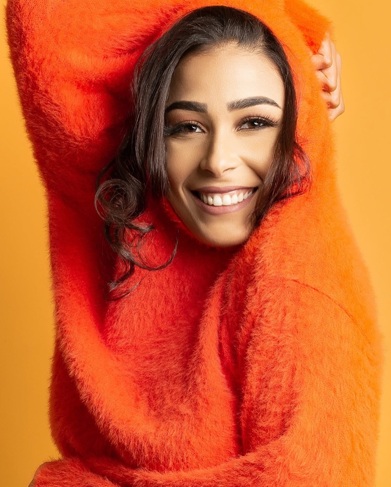 Retrato de Nelfa con suéter naranja