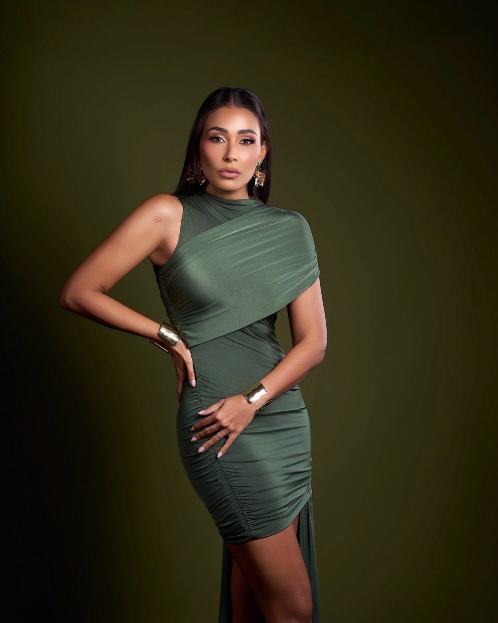 Retrato de Nelfa Núñez con vestido verde